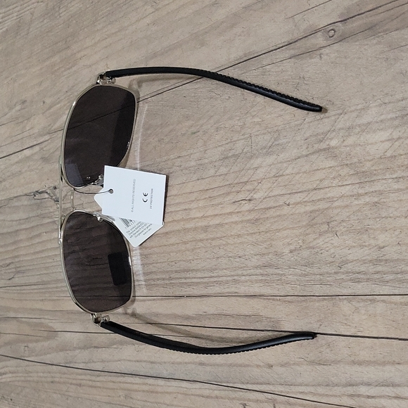 Sunnies - Picture 3 of 3